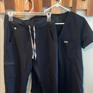 FIGS Black Scrub Ensemble